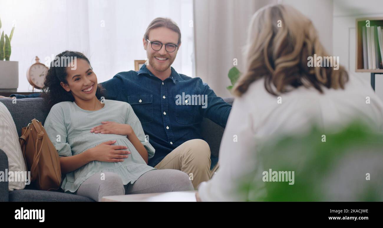 Schwanger, glücklich und Paar in der Beratung mit einem Psychologen Beratung, Zuhören und helfen. Kommunikation, Schwangerschaft und gesunde Frau im Gespräch Stockfoto