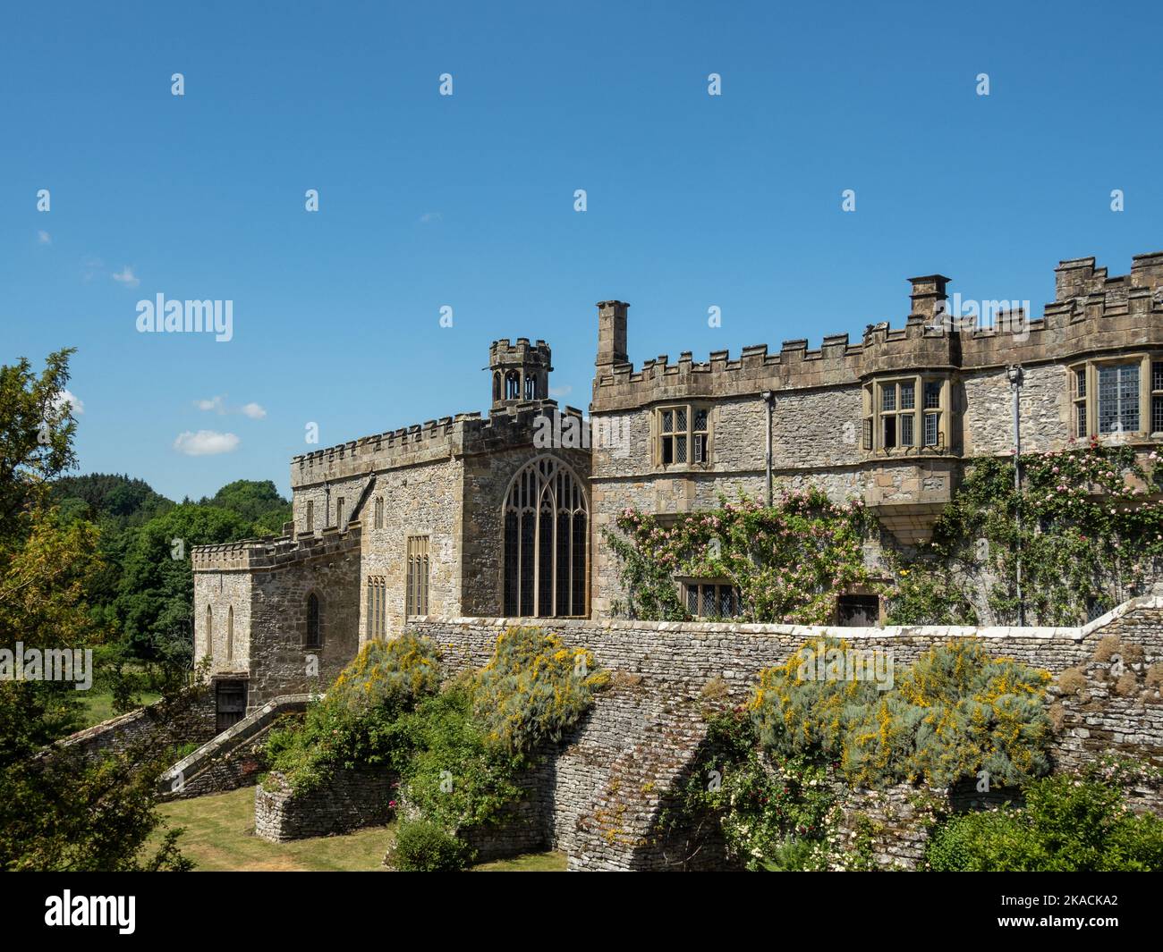 Haddon Hall, ein mittelalterliches Herrenhaus aus dem 11.. Jahrhundert, Bakewell, Derbyshire, Großbritannien; Blick vom Garten auf die Halle Stockfoto