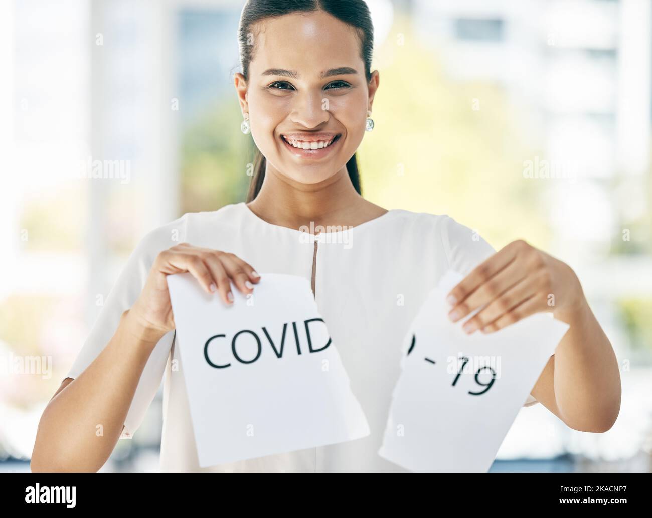 Covid, Geschäftsfrau am Ende der Pandemie, glücklich und lächelnd für die Freiheit von Viren am Arbeitsplatz. Aufgeregter Mitarbeiter, Portrait- und Unternehmensmitarbeiter Stockfoto