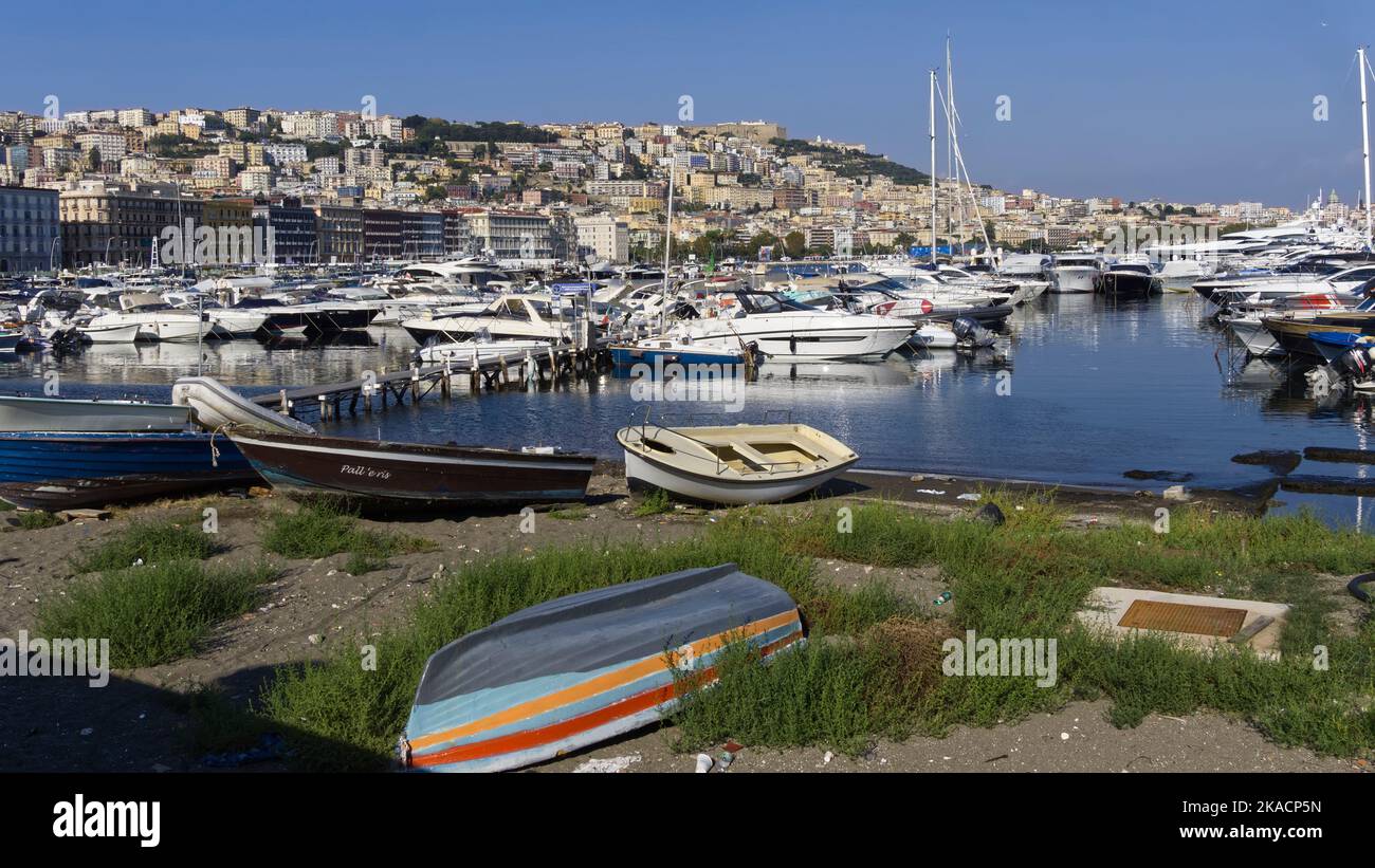 Stadt mit Blick auf den Hafen in Neapel Italien mit zahlreichen kleinen Booten blauen Himmel Stockfoto