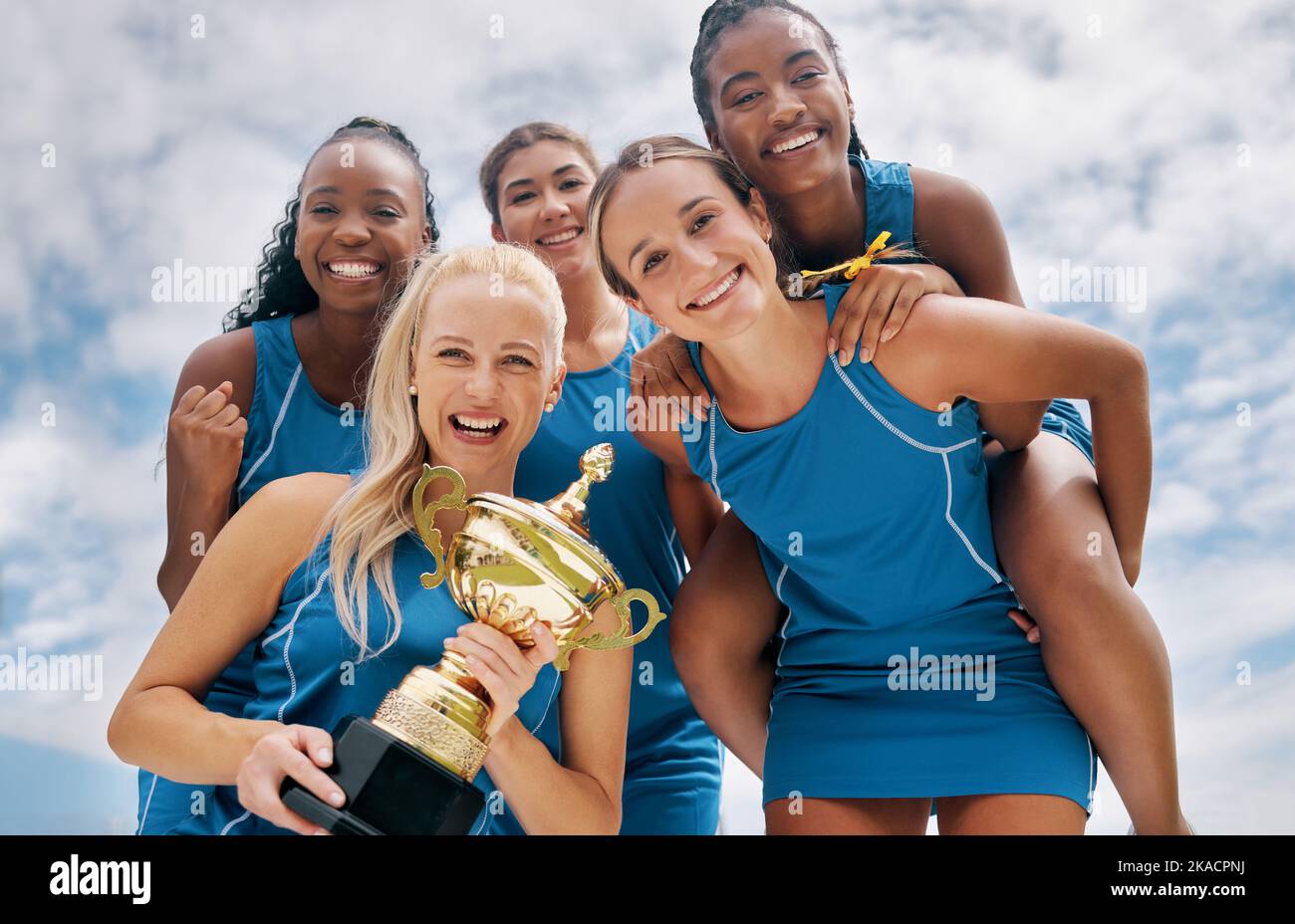 Frauen-Sporttrophäe, Teamportrait unten und Mädchen Glück Lächeln für den Sieg Sportwettbewerb. Frau zusammen glücklich, Gewinner Zusammenarbeit Erfolg Stockfoto