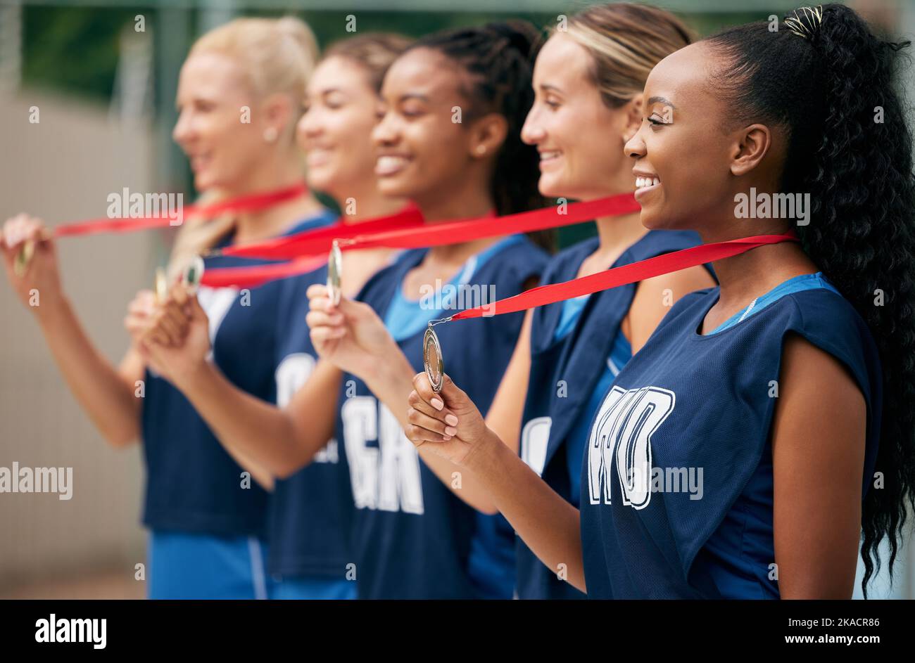 Goldmedaillengewinnerin, Netball-Team und Frauen feiern gemeinsam sportliche Erfolge, Vielfalt und Spielsieg im olympischen Wettbewerb. Teamarbeit, Unterstützung und Stockfoto