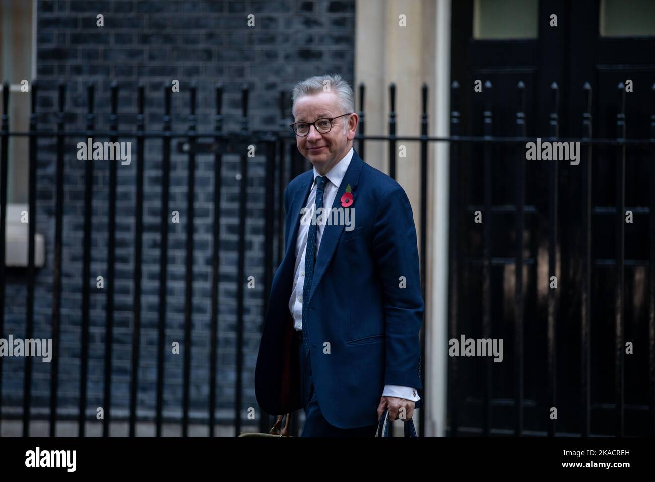 London, Großbritannien, 02/11/2022, MP Michael Gove, der Staatssekretär für Levelling, verlässt am 2.. November 2022 die Downing Street 10 in London. Stockfoto