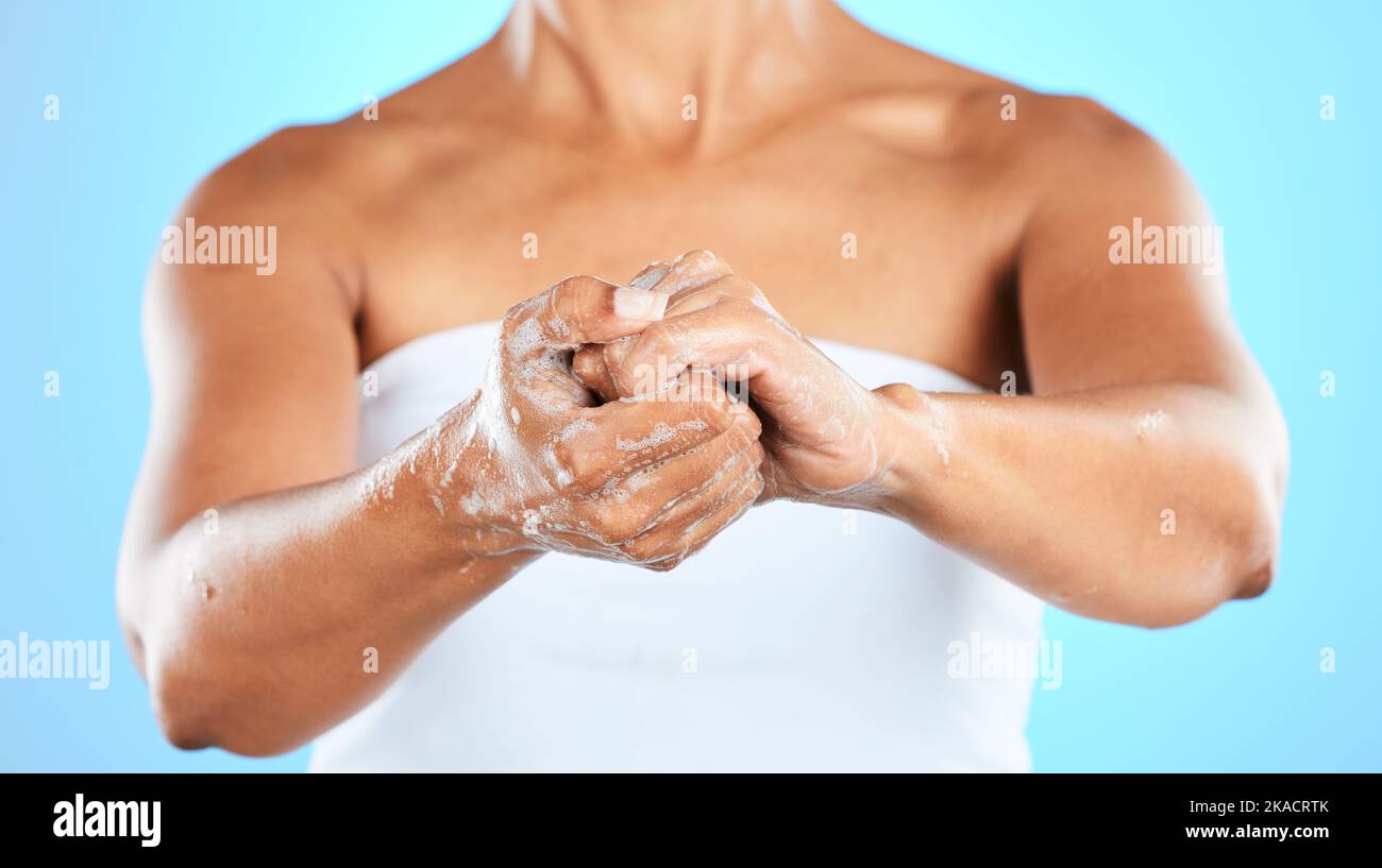 Waschen von Händen, Wasser oder kovidierten Bakterien Reinigung auf blauem Hintergrund, Studio oder Haus Badezimmer. Zoom, Frau und Seife, Sicherheit oder Wellness Hautpflege für Stockfoto