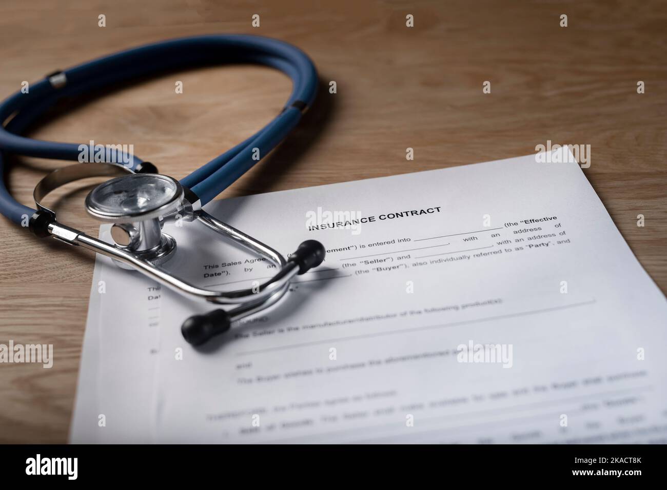 Krankenversicherung, Vertrag und Stethoskop für Krankenversicherten. Stockfoto