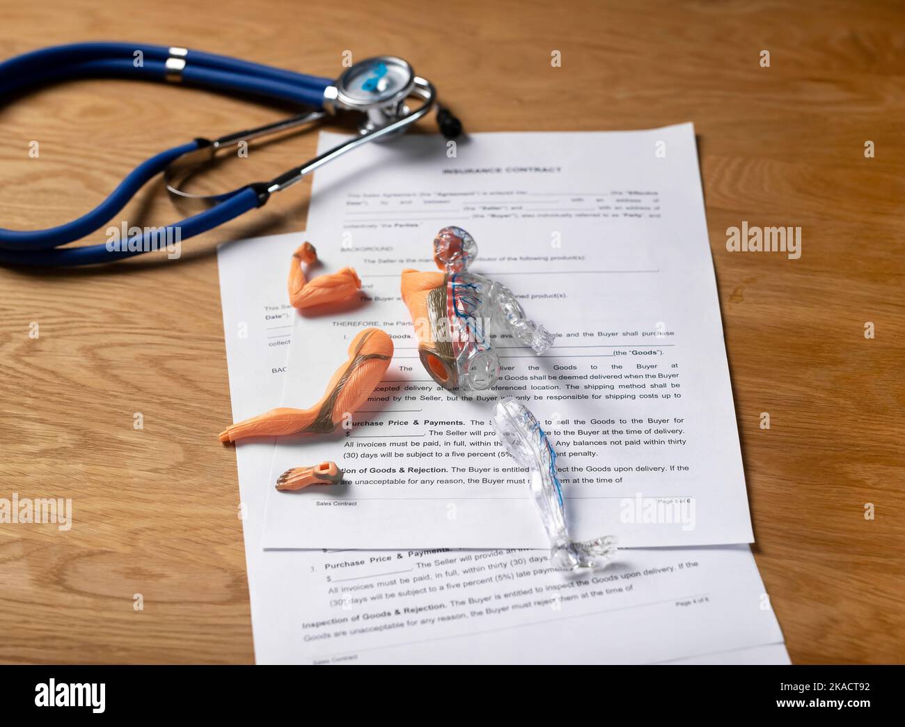 Konzept der Kranken- und Lebensversicherung. Medizinischer Vertrag mit Stethoskop. Stockfoto