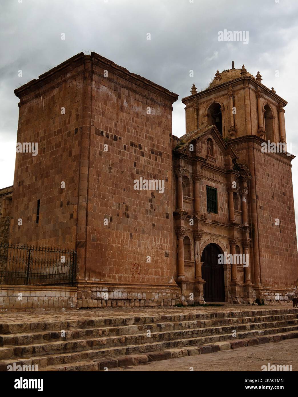 Außenansicht von Iglesia de Santa Isabel de Pucara bei Puno, Peru Stockfoto