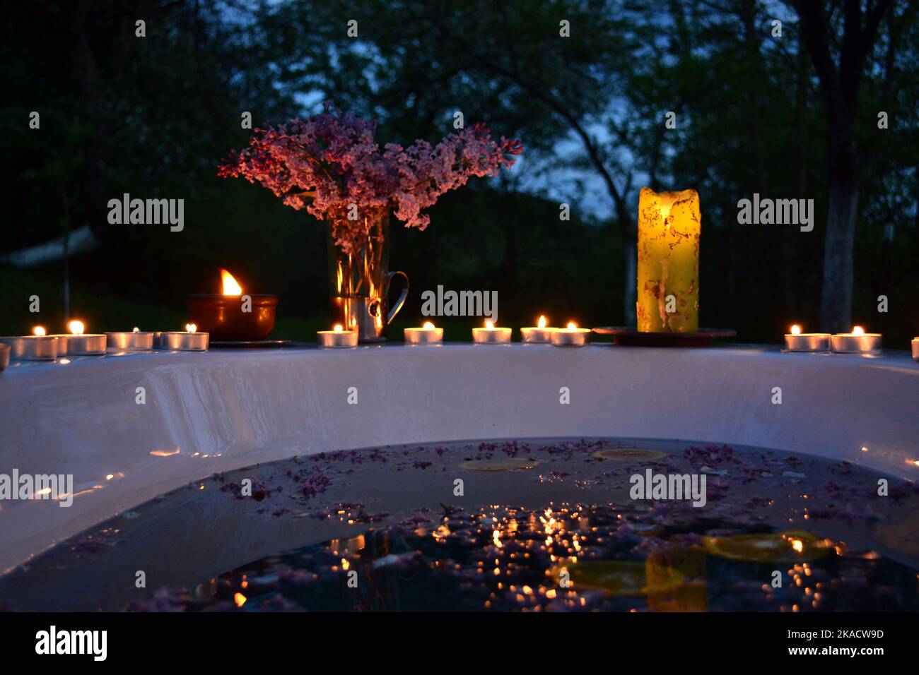 In der Nacht ein entspannendes Bad in der Badewanne Stockfoto