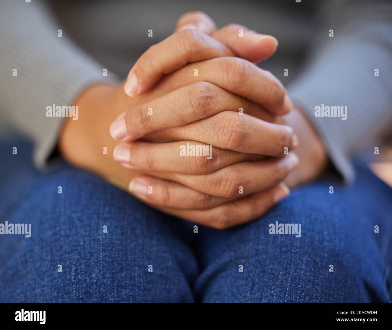Frau, Hände zusammen und Nervendepression, Angst und psychische Gesundheit in psychologischer Beratung Therapie oder zu gott beten. Zoom, Gebetsfinger und Stockfoto