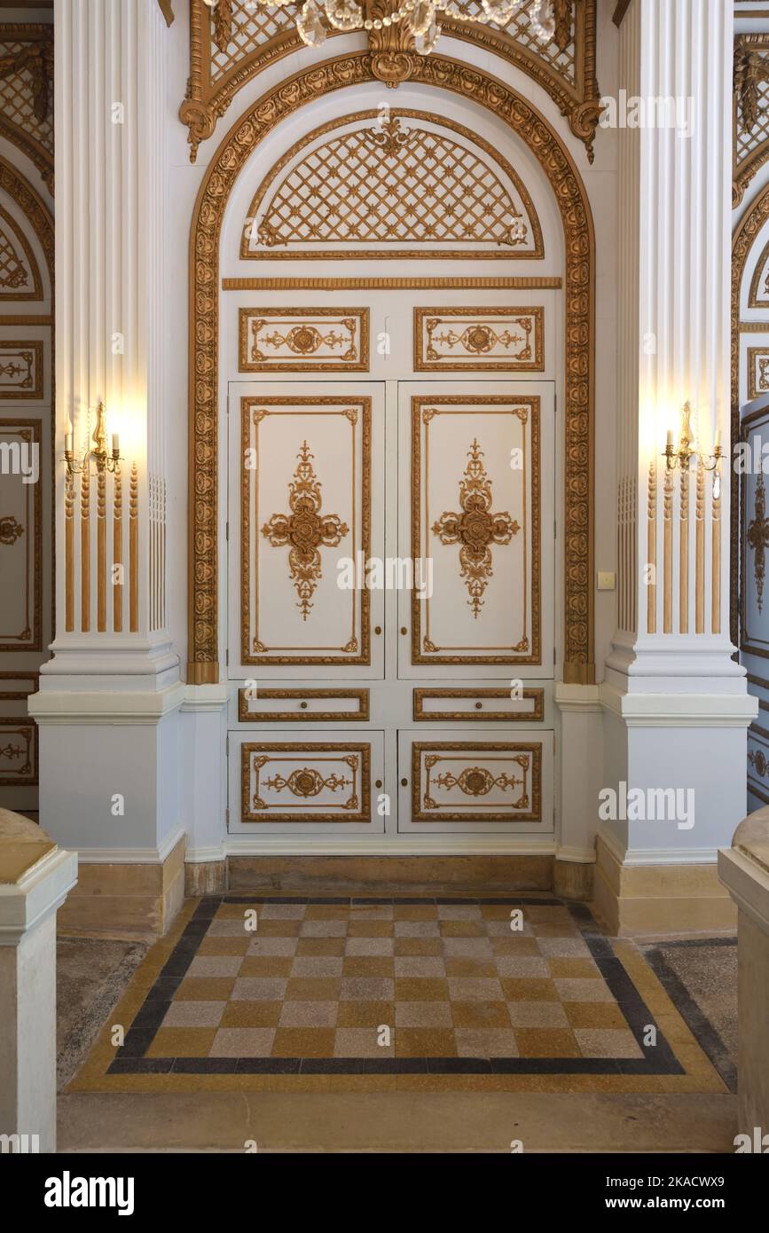 Neoklassizistische barocke Tür und Innenraum, Auberge des Dauphins (1930) (nach Petit Trianon Versailles) im Saou-Wald Drôme Provence Frankreich Stockfoto