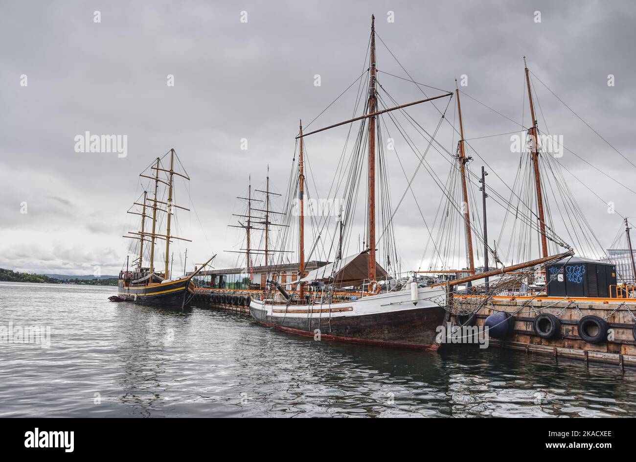 Segelschiffe liegen im Hafen von Oslo vor Stockfoto