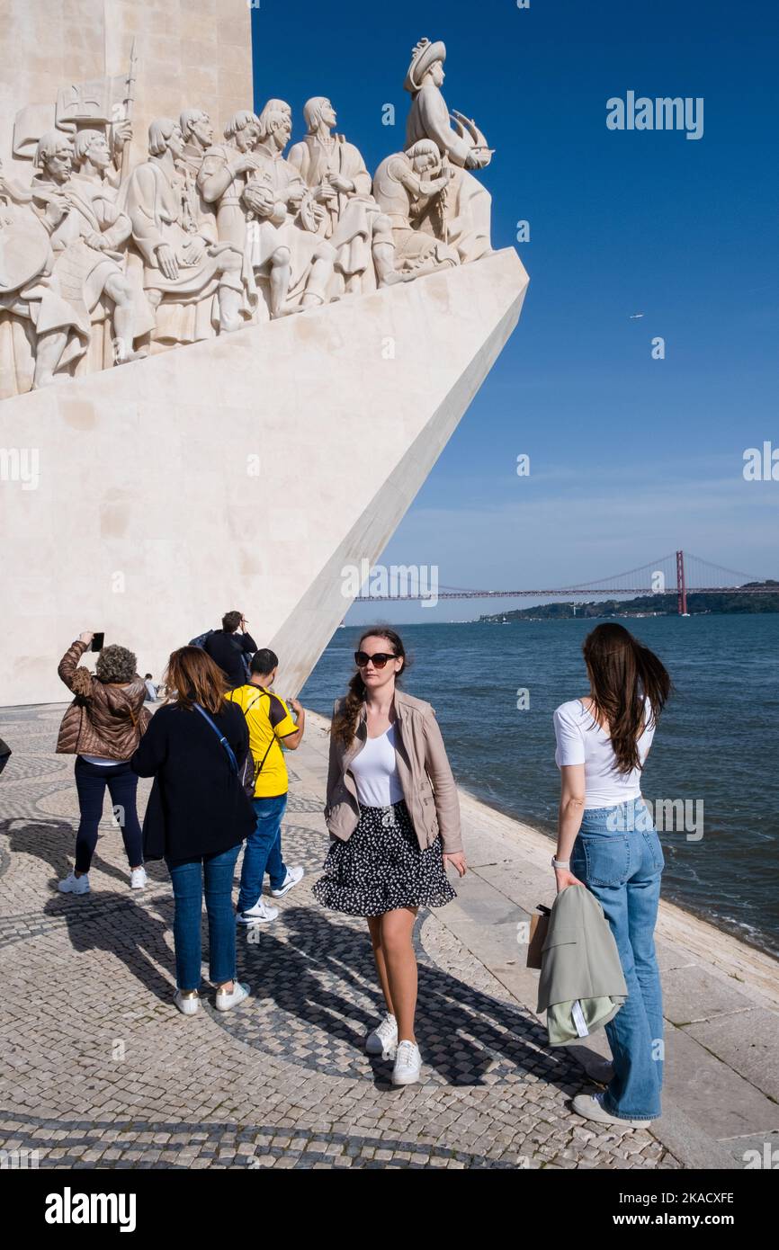 HENRY NAVIGATOR-DENKMAL: Padrão dos Descobrimentos-Denkmal an der Tejo-Promenade des Tejo-Flusses Tejo (Rio Tejo), Lissabon, Portugal. Foto: Rob Watkins Stockfoto