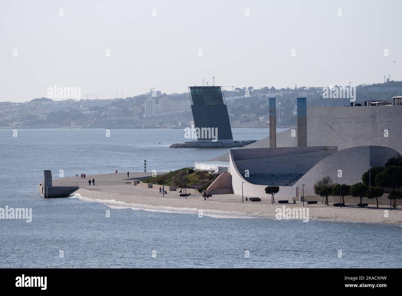 BLICK VOM BELEM TURM, FLUSS Tejo: Die Tejo Promenade entlang des Flusses Tejo (Rio Tejo) südlich von Belem, Lissabon, Portugal, März 2022. Foto: Rob Watkins Stockfoto