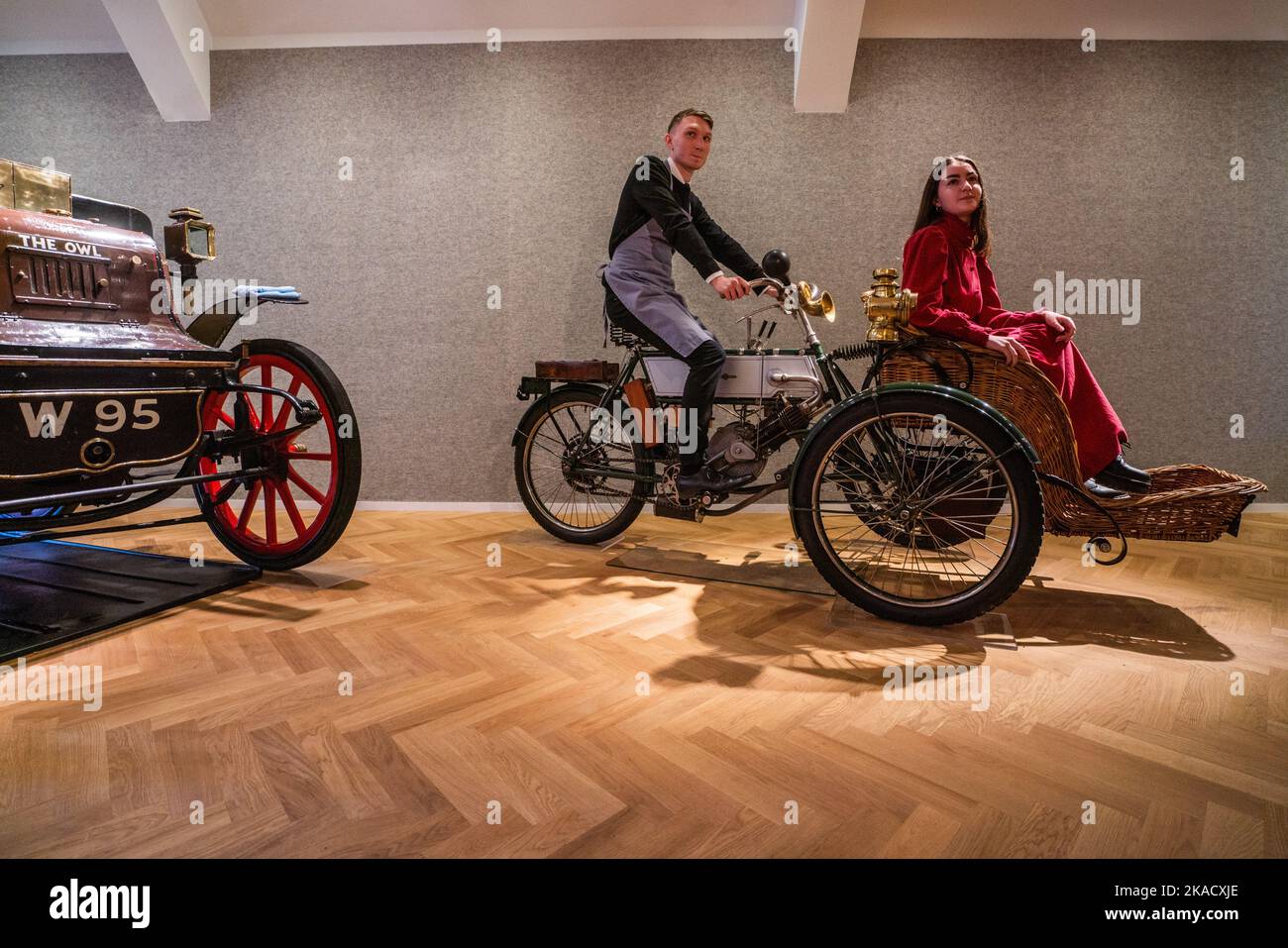 London, Großbritannien. 2. November 2022. Bonhams Assistants reiten einen 1903 Humber Olympia Tandem Forecar, (Schätzung: £30.000-55.000. Fotocall für den Bonhams Golden Age of Motoring Sale mit dem ältesten Daimler und einem ehemaligen Stallfind Napier ‘Supercar. Der Verkauf findet am 4. November in der Bonhams New Bond Street statt. Kredit: amer ghazzal/Alamy Live Nachrichten Stockfoto