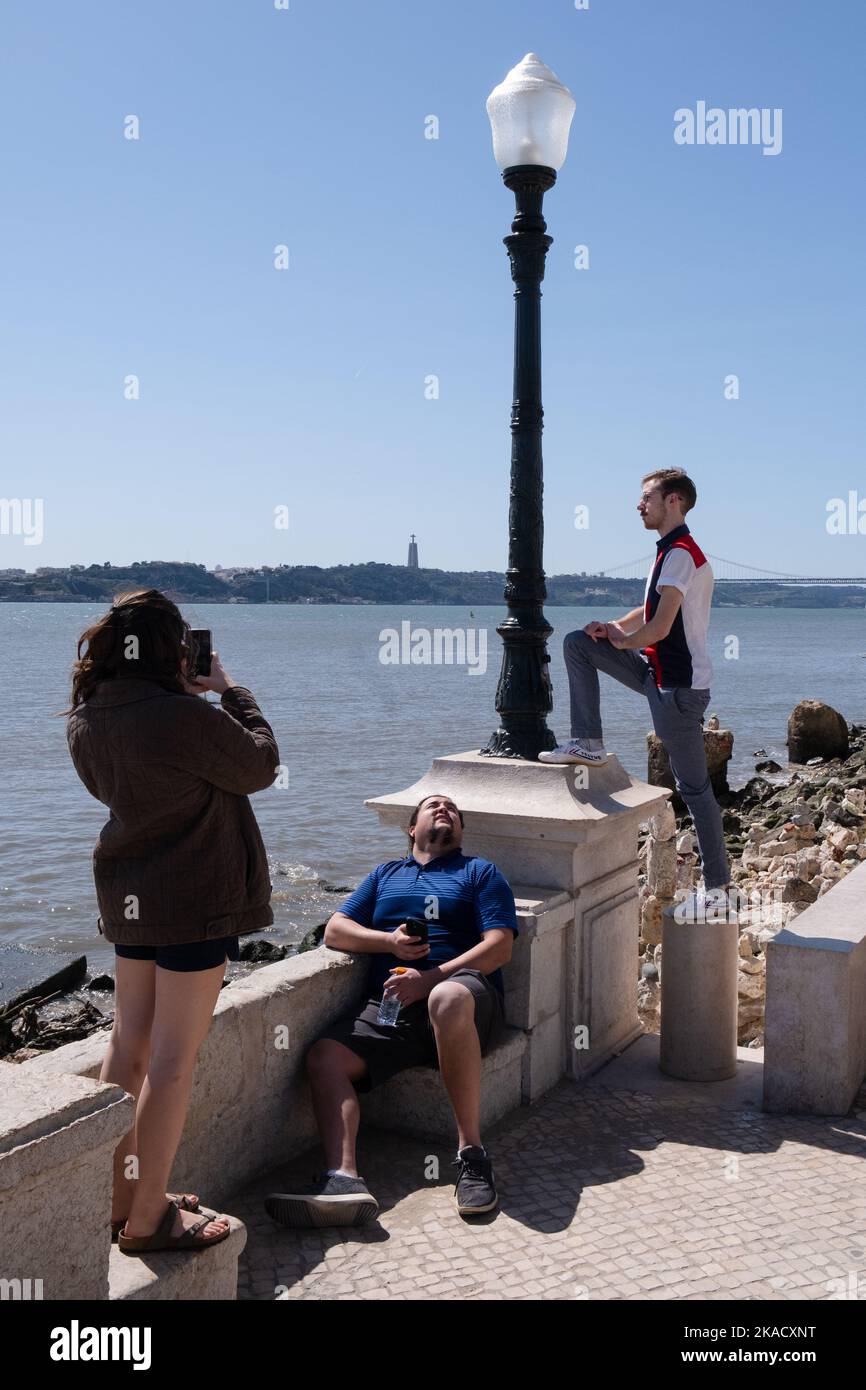 Touristen, die Fotos auf der Tejo-Promenade am Tejo (Rio Tejo) machen, Lissabon, Portugal, März 2022. Bildnachweis: Rob Watkins Stockfoto