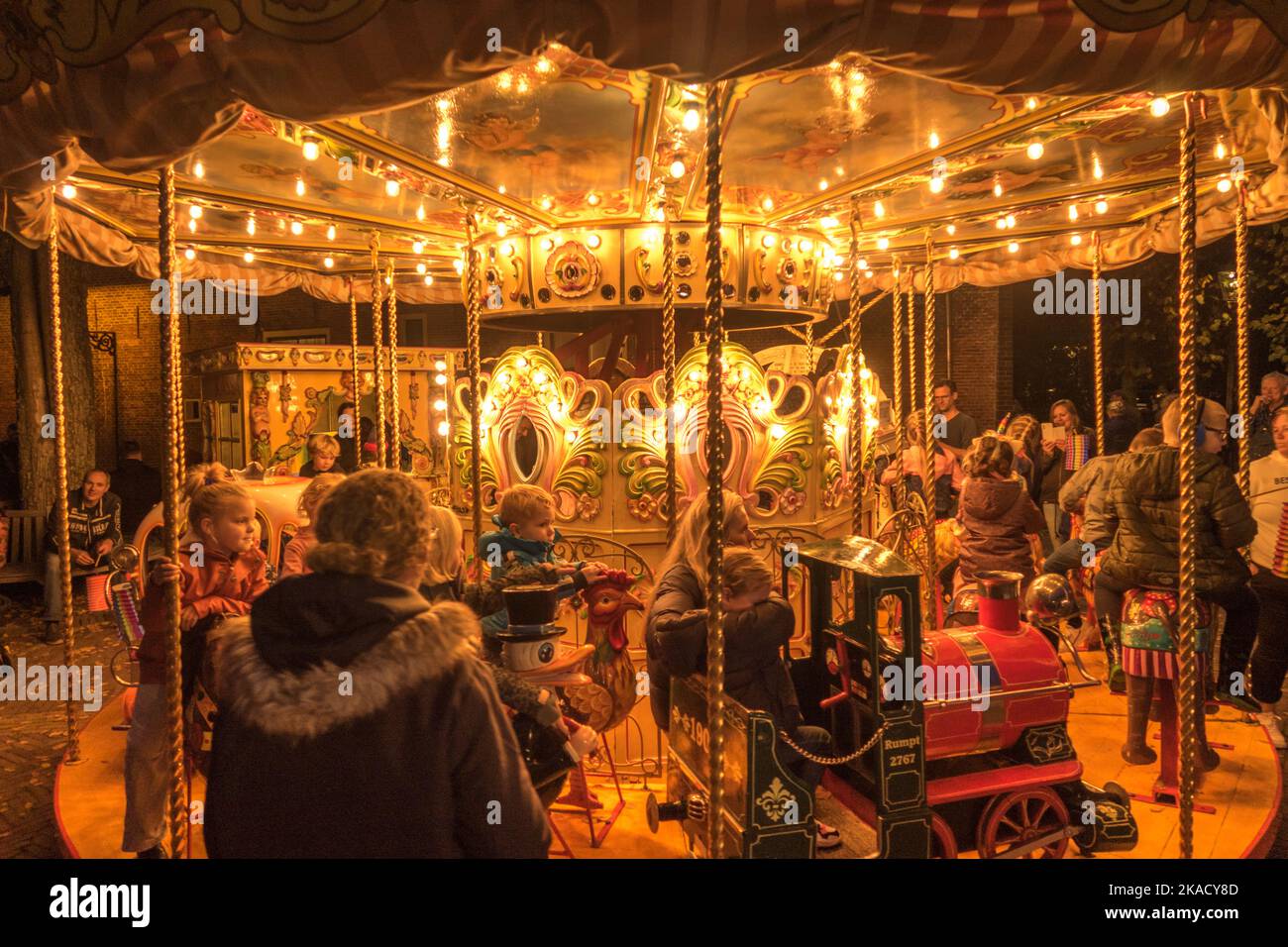 Enkhuizen, Niederlande. Oktober 2022. Ein altmodisches Karussell mit Kindern auf einem Jahrmarkt in Enkhuizen. Hochwertige Fotos Stockfoto