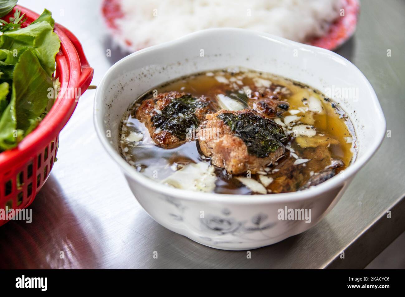 Bun Cha im Restaurant Bún Chả Nem 41 Cửa Đông, Hanoi, Vietnam Stockfoto