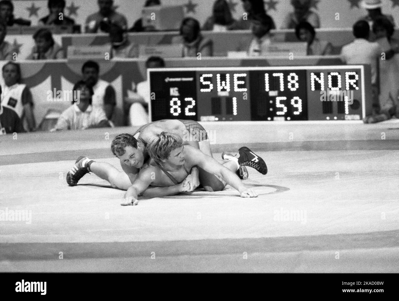 OLYMPISCHES SUMMERGAMES IN LOS ANGELES USA 1984SÖREN CLAESSON Schweden gegen Klaus Mysen Norwegen im Ringen mit der Achtel Stockfoto