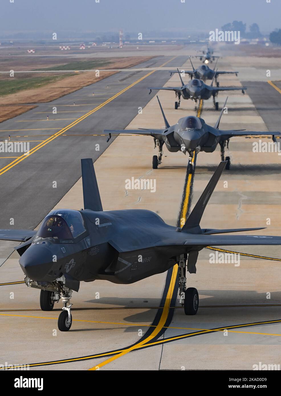 Gunsan, Jeonbuk, Südkorea. 1.. November 2022. November 2, 2022-Gunsan, Südkorea-USA F-35B-Tarnkappenjäger taxen auf der Start- und Landebahn eines Luftwaffenstützpunktes in Gunsan, 270 km südlich von Seoul, am 1. November 2022, während einer gemeinsamen Luftübung zwischen Südkorea und den USA, Vigilant Storm, gegen nordkoreanische Provokationen, auf diesem Foto, das von der südkoreanischen Luftwaffe zur Verfügung gestellt wurde. (Bild: © South Korea Airforce via ZUMA Press Wire) Stockfoto