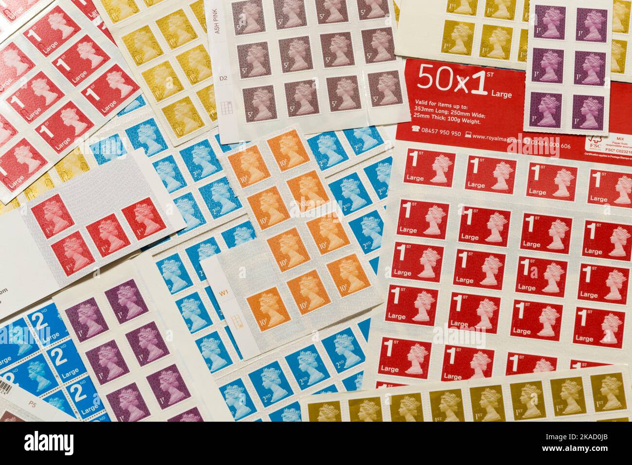 Eine Reihe von neuen und nicht verwendeten, aber traditionellen Briefmarken im alten Stil, die von der Royal Mail herausgegeben wurden und im Januar 2023 aus der Verwendung genommen werden sollen. Sie alle zeigen ein Profilporträt von Königin Elizabeth, der zweiten, QE2, der verstorbenen Königin des Vereinigten Königreichs. (132) Stockfoto