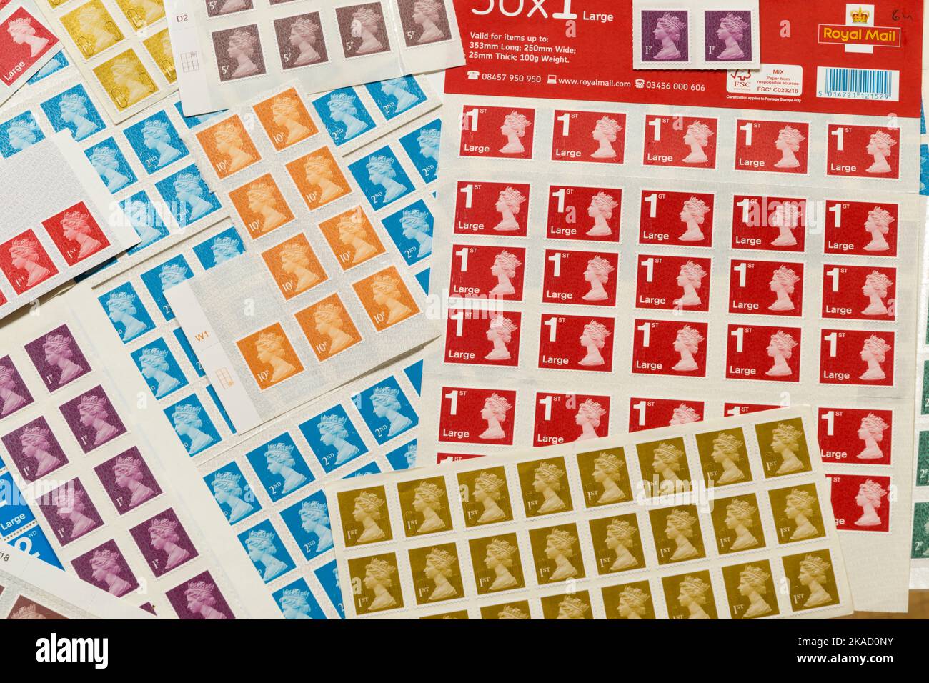 Eine Reihe von neuen und nicht verwendeten, aber traditionellen Briefmarken im alten Stil, die von der Royal Mail herausgegeben wurden und im Januar 2023 aus der Verwendung genommen werden sollen. Sie alle zeigen ein Profilporträt von Königin Elizabeth, der zweiten, QE2, der verstorbenen Königin des Vereinigten Königreichs. (132) Stockfoto