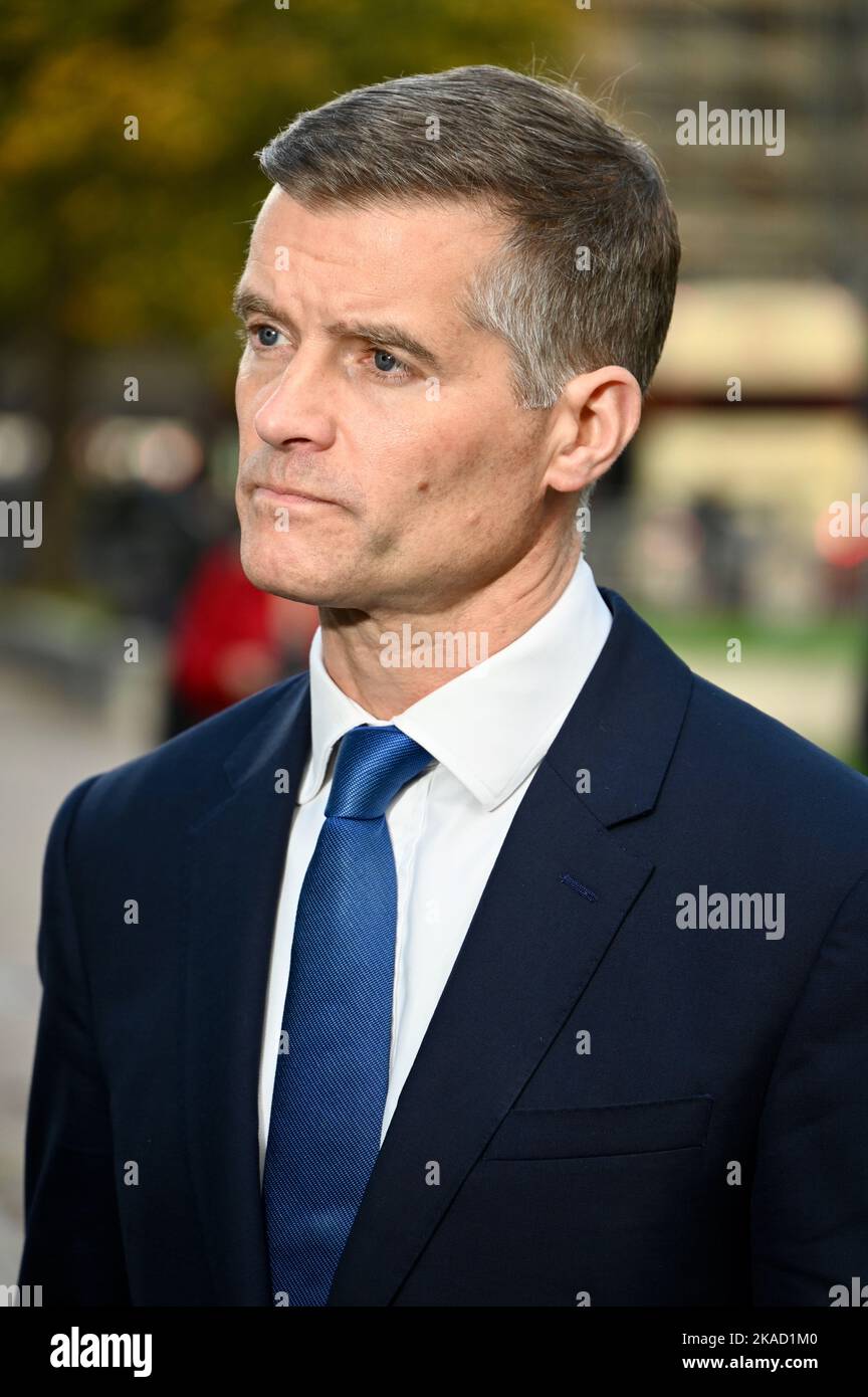 Mark Harper, Abgeordneter für Forest of Dean und Verkehrssekretär, interviewte das College Green, Houses of Parliament, Westminster, London. VEREINIGTES KÖNIGREICH Stockfoto