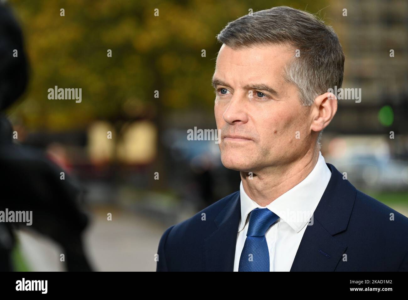 Mark Harper, Abgeordneter für Forest of Dean und Verkehrssekretär, interviewte das College Green, Houses of Parliament, Westminster, London. VEREINIGTES KÖNIGREICH Stockfoto