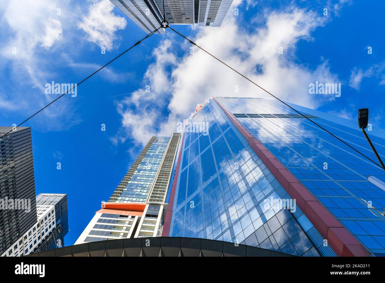 Sydney, Australien - 16. April 2022: Neue Wolkenkratzer in der Stadt Sydney, während Sie an einem Tag von der Bathurst Street aus nach oben schauen Stockfoto