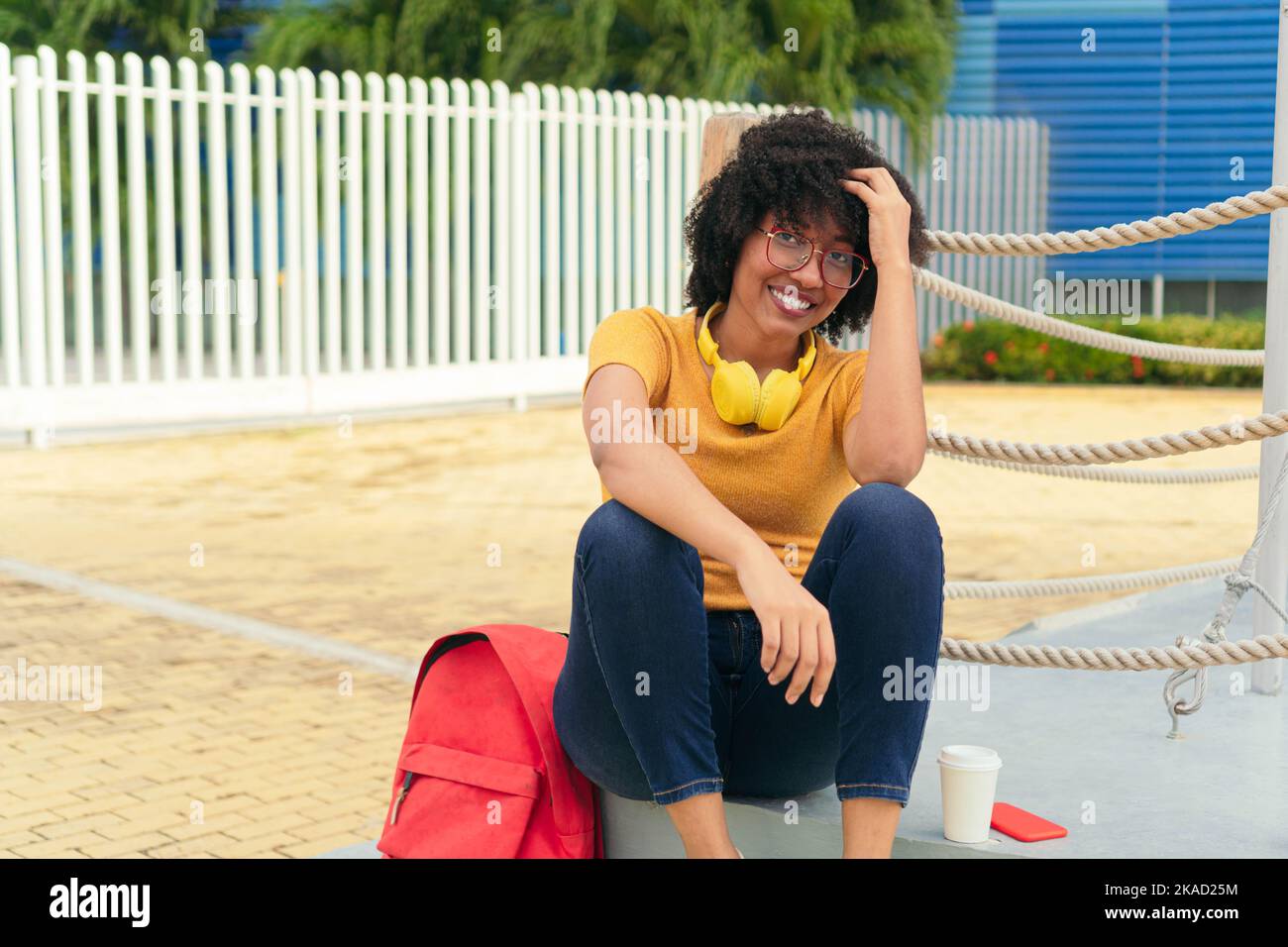 Afro-lateinamerikanische Frau, die im Park sitzt Stockfoto