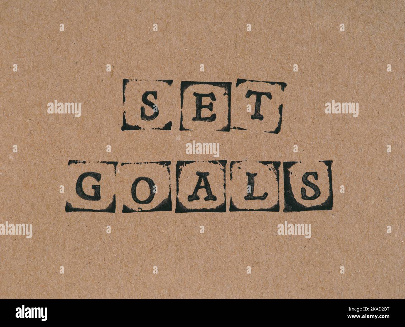 Ein Karton mit Wörtern Set Goals von schwarzen Alphabet-Marken. Stockfoto