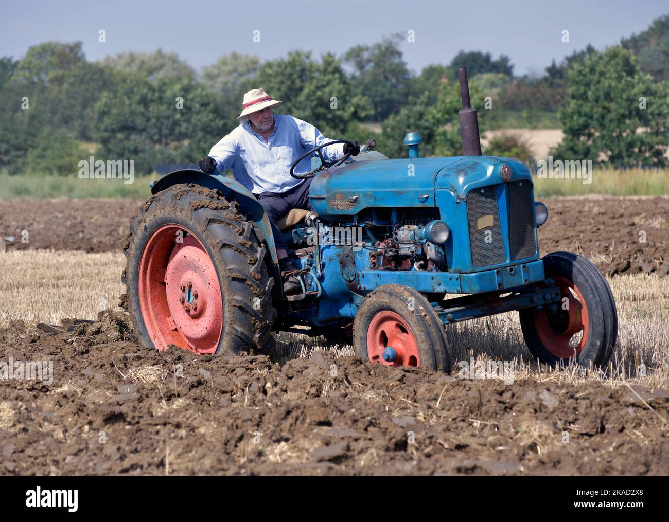 Oldtimer fordson Major Traktor, der am klassischen Feldpflug in brampton suffolk england eingesetzt wird Stockfoto