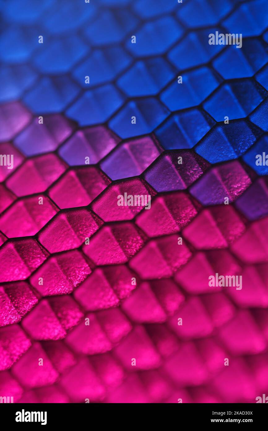 Abstrakter geometrischer Hintergrund von sechseckigen Zellen mit blau-karmesinroten Markierungen und geringer Schärfentiefe Stockfoto