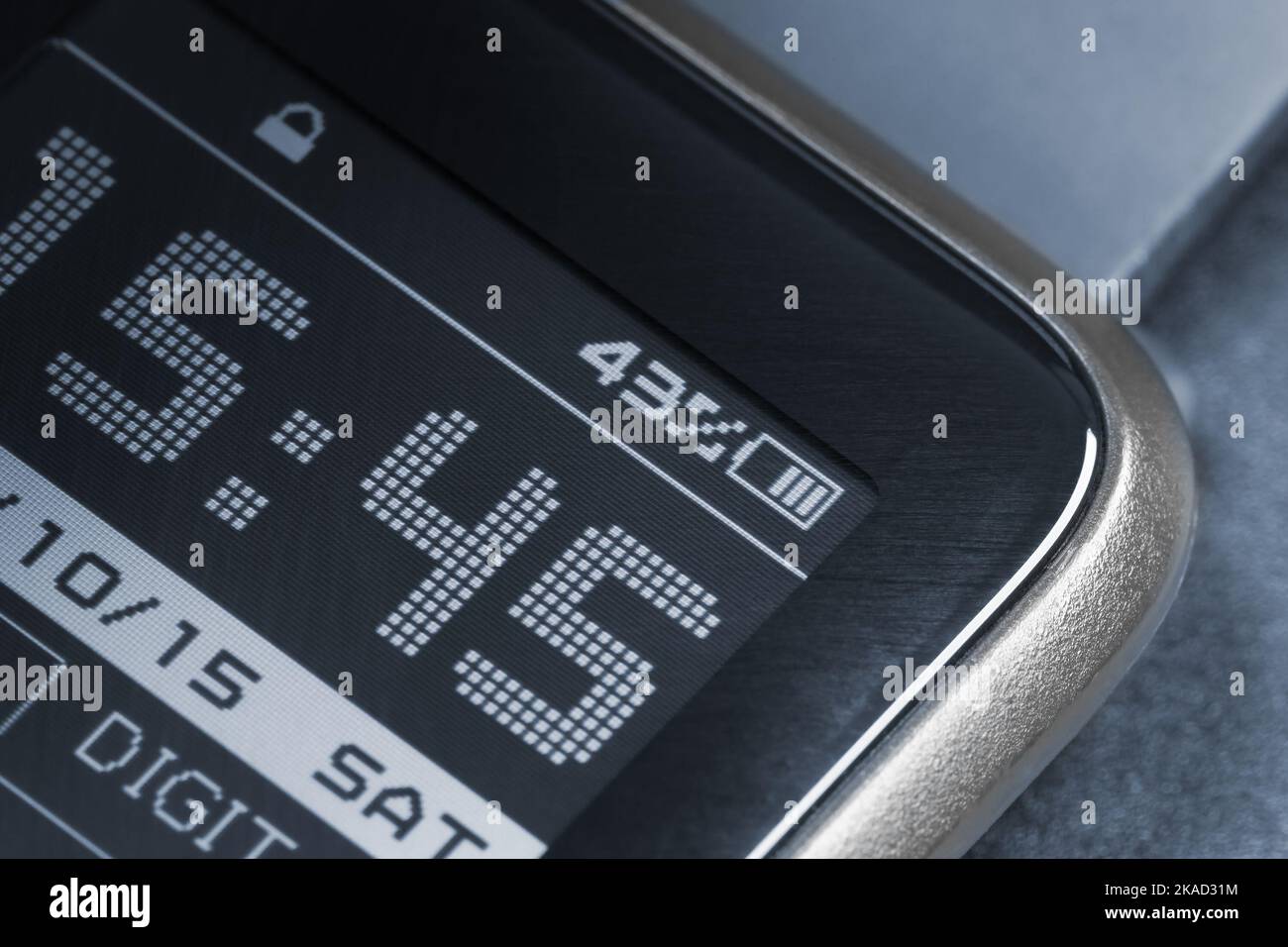 Ein Fragment des Bildschirms einer Smart Watch, das die Zeit anzeigt. Makrofotografie. Stockfoto