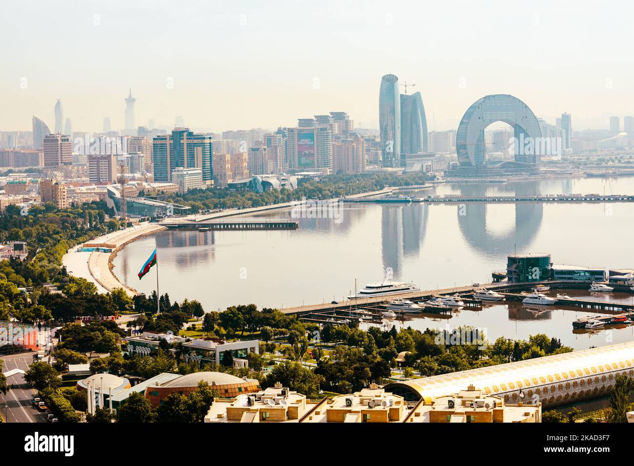 Panoramablick auf Baku - die Hauptstadt der Republik Aserbaidschan in der Nähe des Kaspischen Meeres und der Kaukasusregion. Stockfoto