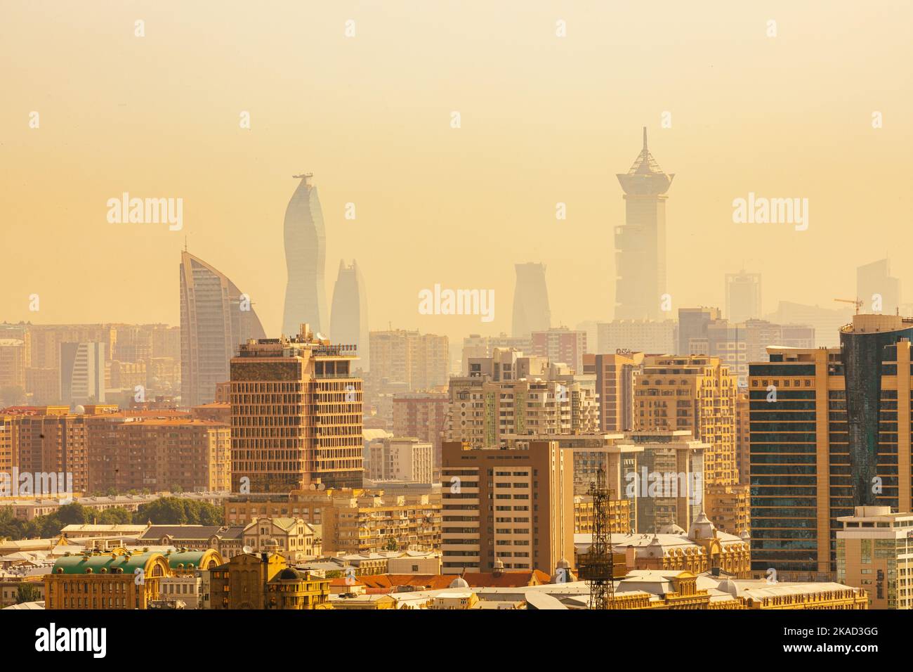 Panoramablick auf Baku - die Hauptstadt der Republik Aserbaidschan in der Nähe des Kaspischen Meeres und der Kaukasusregion. Stockfoto