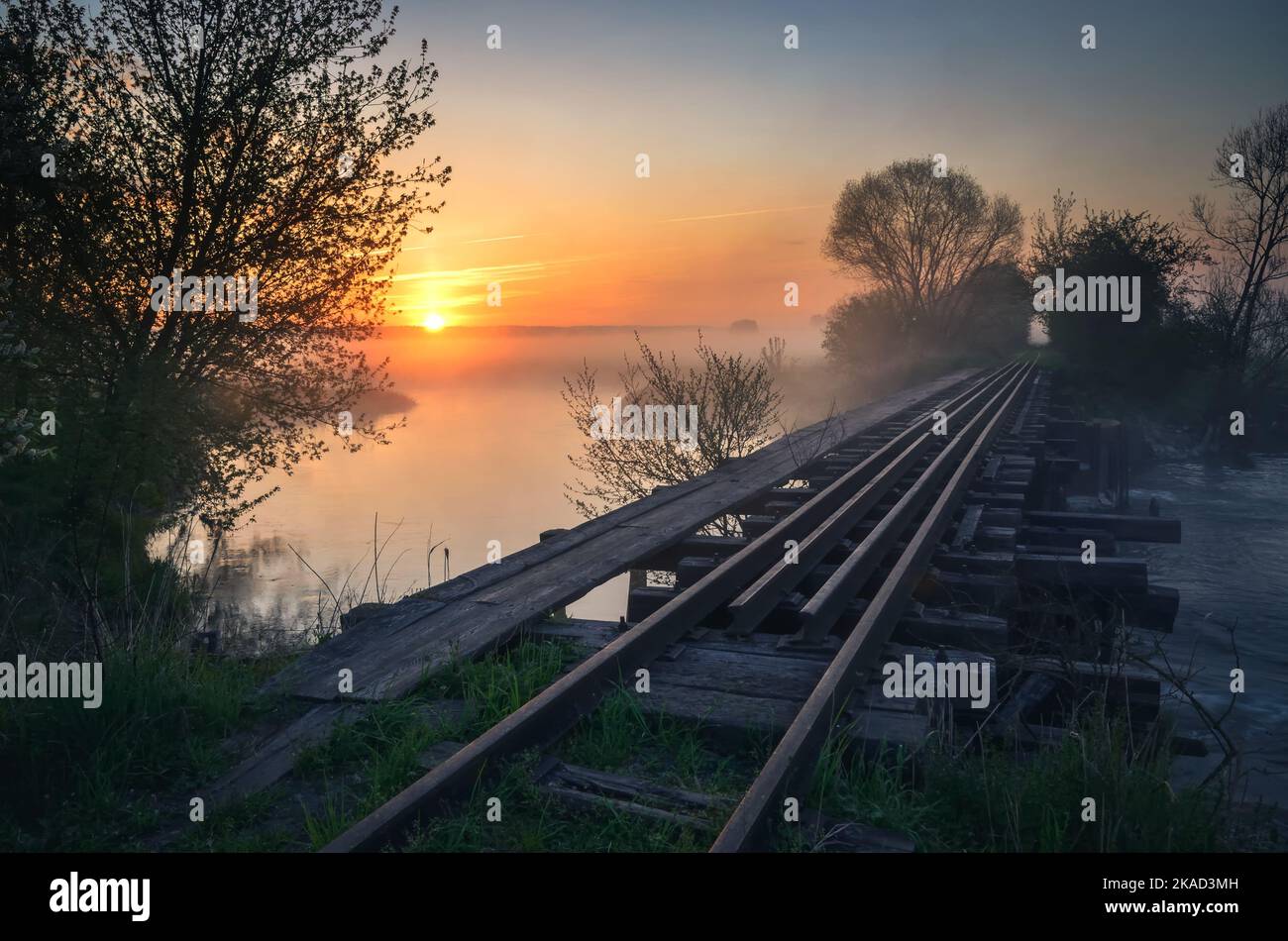 Schöner Sommermorgen. Brücke mit Schienen bei einem schönen Sonnenaufgang. Stockfoto