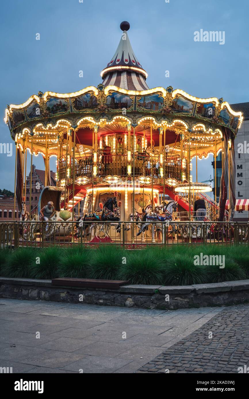 Danzig, Polen - 23. August 2022: Das berühmte Kinderkarussell im Zentrum von Gdańsk in Polen. Stockfoto