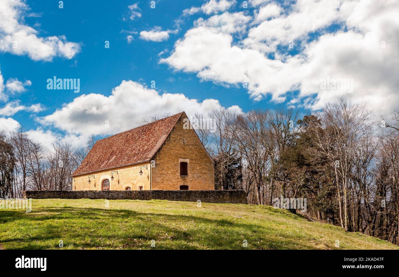 Scheune in einem Feld in der Nähe des Schlosses von Fénelon, in Périgord, Dordogne, Frankreich Stockfoto