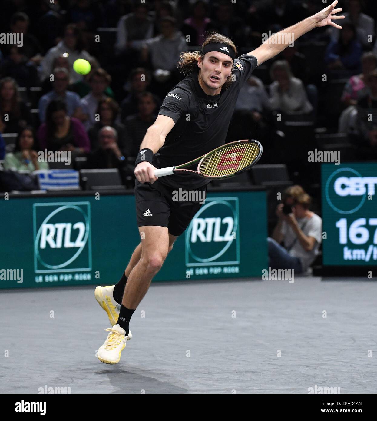 Paris, Frankreich. 02.. November 2022. Paris Rolex Paris Mastert Bercy Day 3 02/11/2022 Stefanos Tsitsipas (GRE) schlägt Dan Evans (GBR) Credit: Roger Parker/Alamy Live News Stockfoto