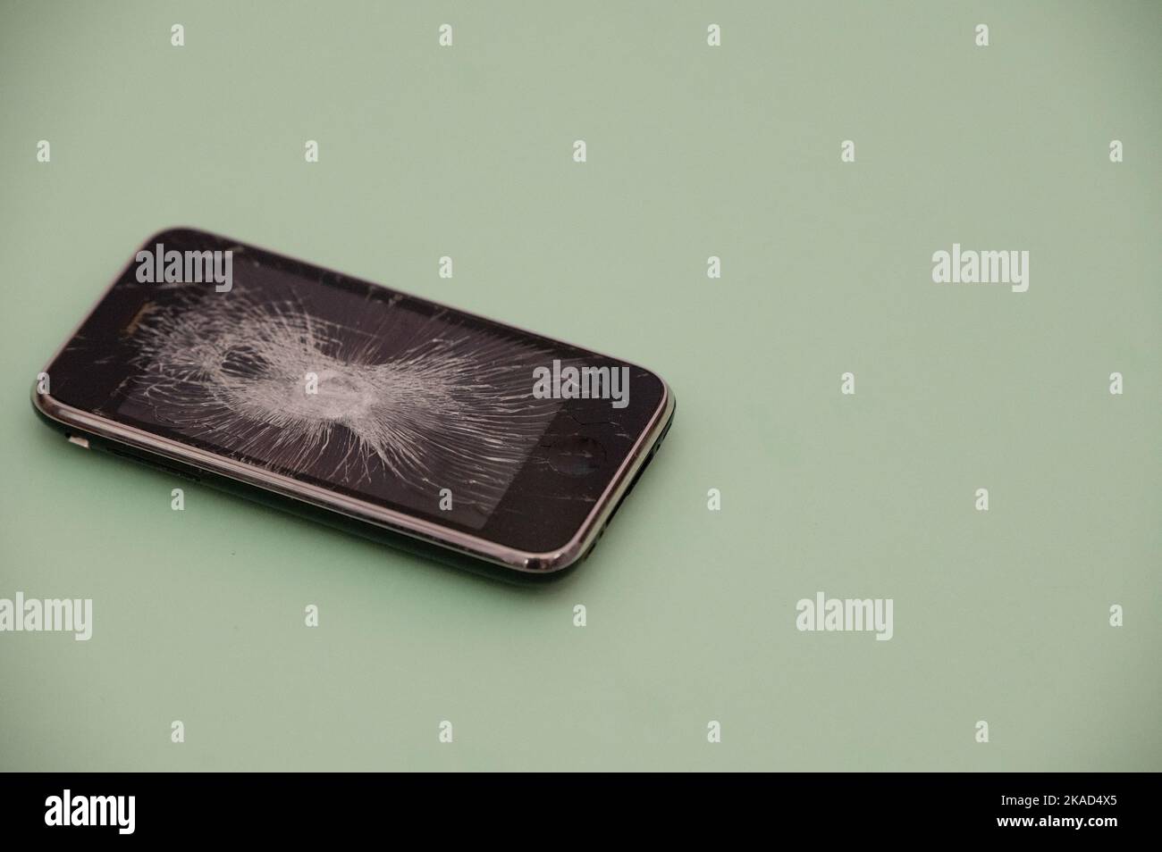 Handy mit gesprungenem Bildschirm aus der Nähe geschossen Stockfoto