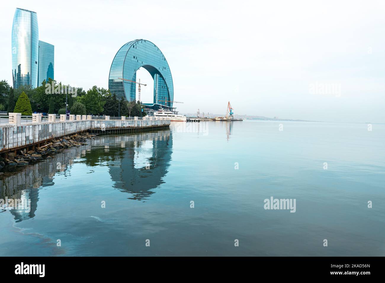 Panoramablick auf Baku - die Hauptstadt der Republik Aserbaidschan in der Nähe des Kaspischen Meeres und der Kaukasusregion. Stockfoto