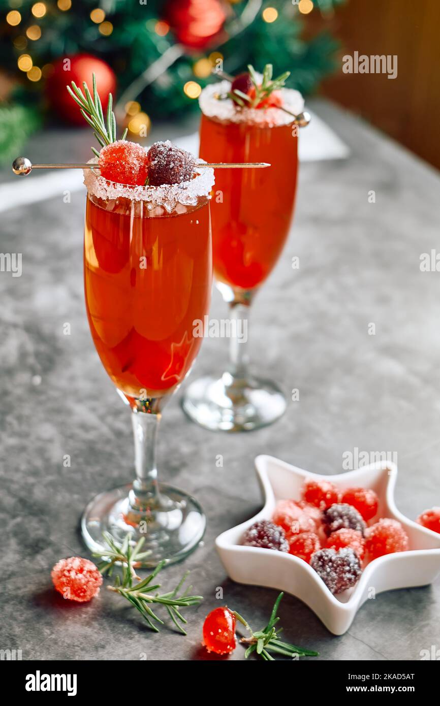 Weihnachts-Mimosa-Punsch oder Cranberry-margarita-Cocktail mit Cranberry-Saft, Orangenlikör und Champagner. Leckeres Eisgetränk für die weihnachtsfeiertage. Stockfoto