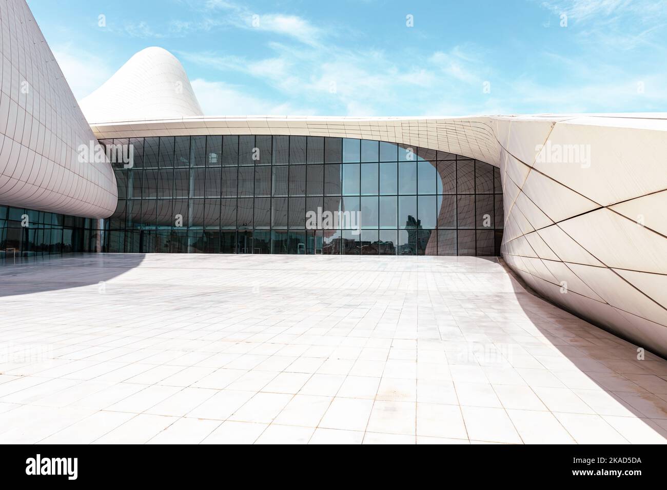BAKU, ASERBAIDSCHAN - 07. JUNI 2022: Heydar Aliyev Kulturzentrum in Baku. Das Kulturzentrum, erbaut von der Architektin Zaha Hadid. Baku, Aserbaidschan. Stockfoto