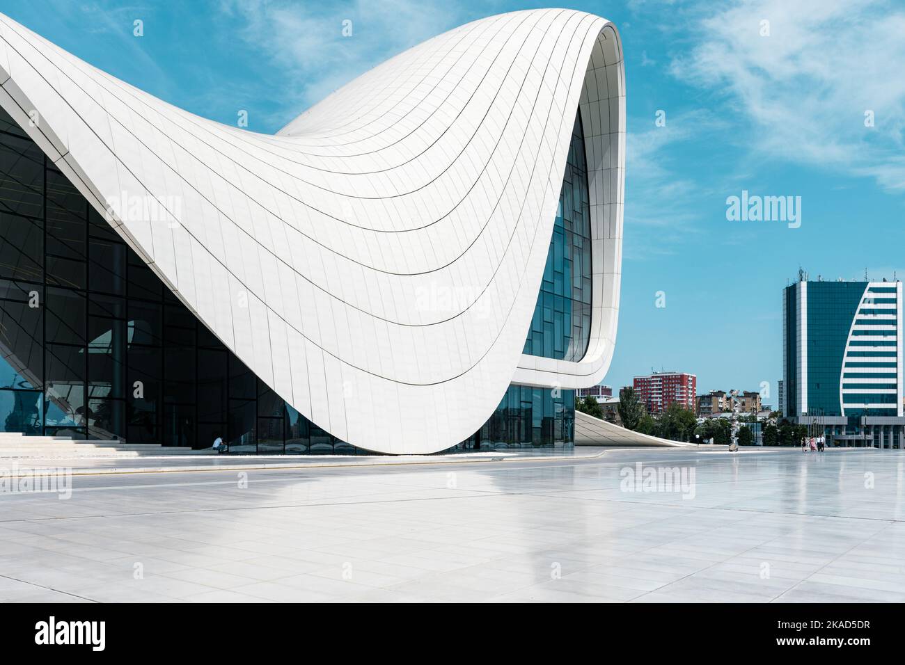 BAKU, ASERBAIDSCHAN - 07. JUNI 2022: Heydar Aliyev Kulturzentrum in Baku. Das Kulturzentrum, erbaut von der Architektin Zaha Hadid. Baku, Aserbaidschan. Stockfoto