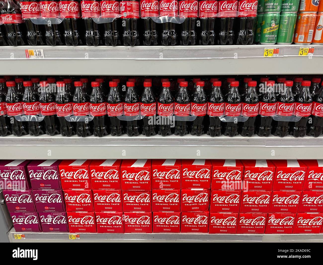 Augusta, GA USA - 04 21 22: Walmart Einzelhandel Getränke Coca Cola Abschnitt ordentlich und gerade Stockfoto