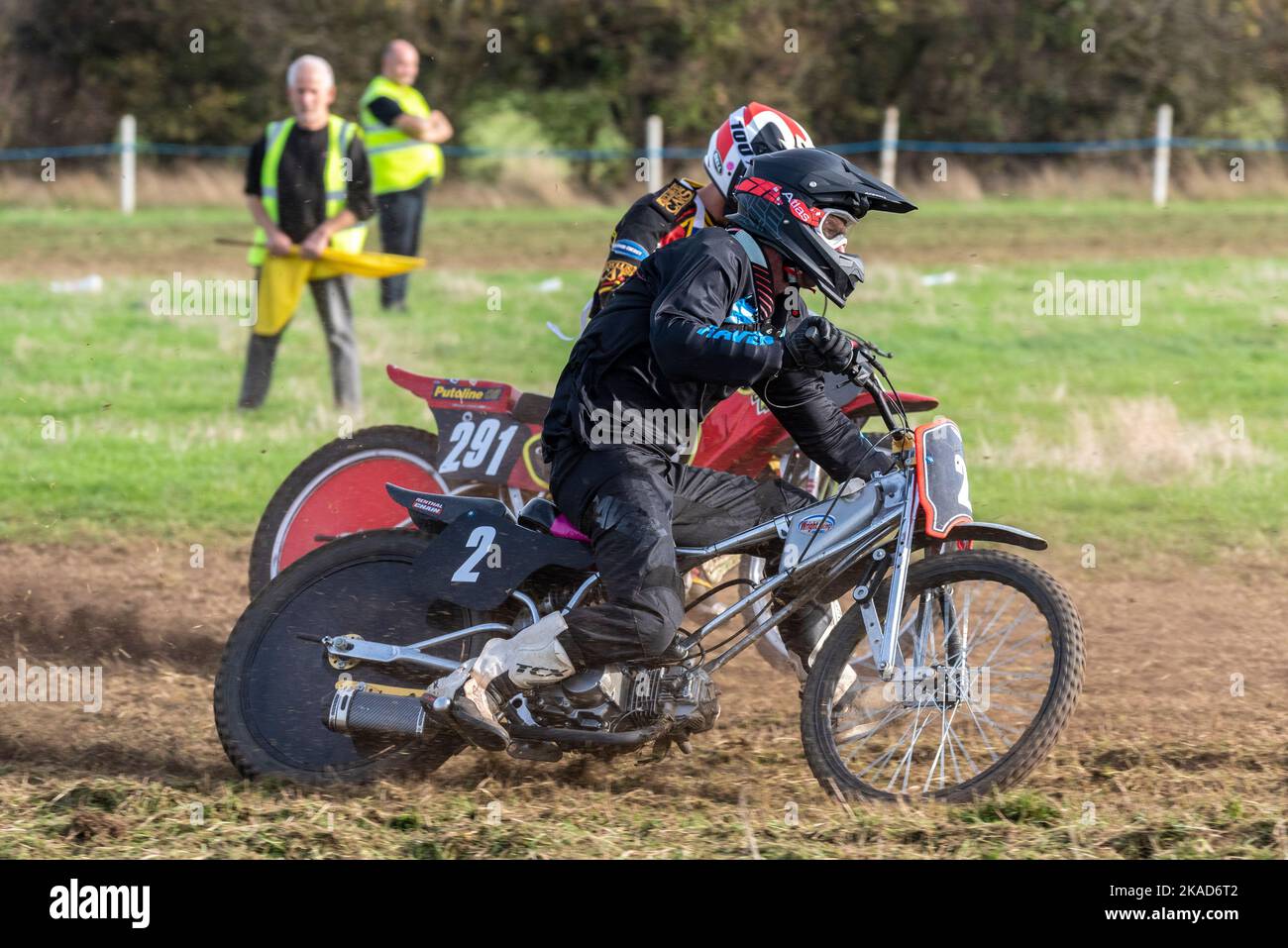 Daniel Cotgrove Rennen in grasstrack Motorrad-Rennen. Donut Meeting Veranstaltung organisiert vom Southend & District Motorcycle Club, Großbritannien. GT140 Fahrer der Einzelklasse Stockfoto