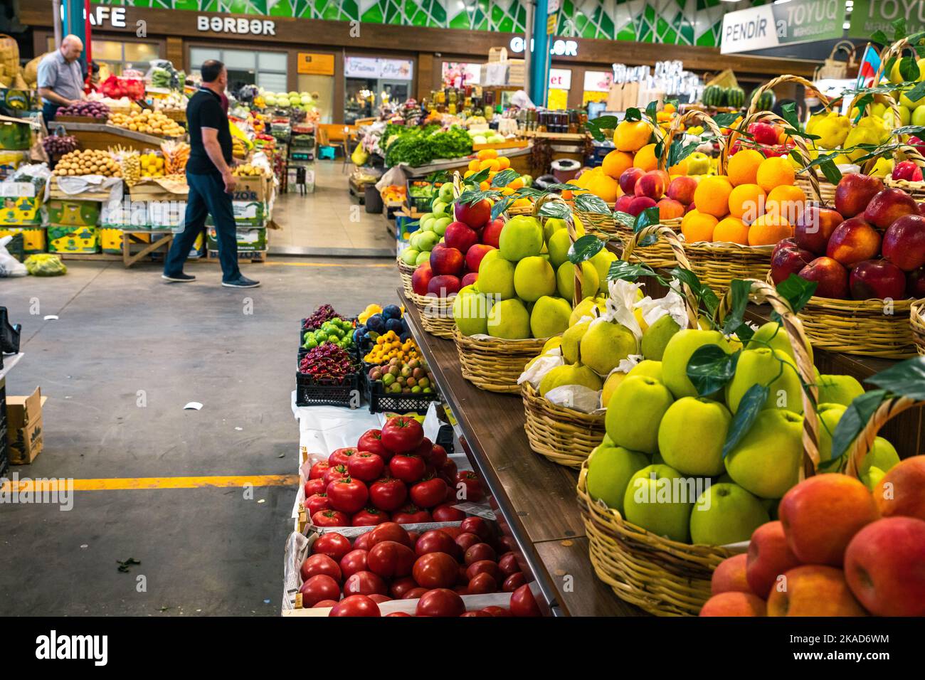 Grüner Markt in Baku. Frisches Obst und Gemüse auf einem traditionellen Lebensmittelbasar. Baku, Aserbaidschan. Stockfoto