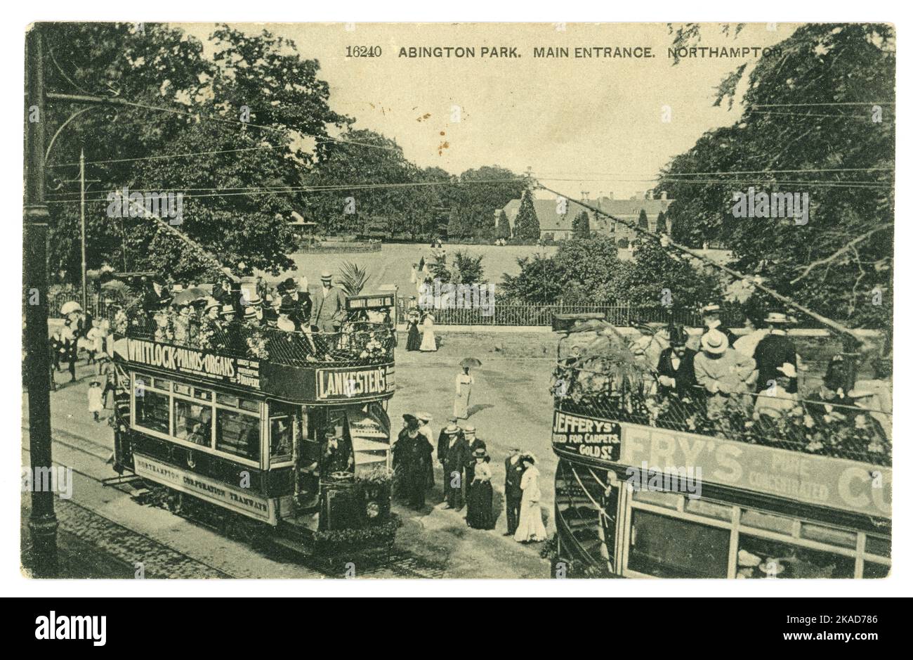 Postkarte aus edwardianischer Zeit des Abington Park, Haupteingang, zeigt elektrische Straßenbahnen mit vielen Passagieren, Werbung auf Straßenbahnen. Northampton, East Midlands, England, Großbritannien, datiert/veröffentlicht 1905 Stockfoto