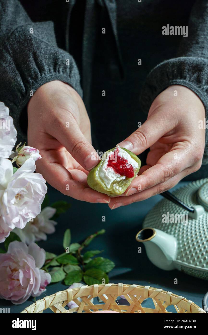 Japanisches Dessert-Mochi mit Matcha-Grüntee-Pulver und Kirsche, Japanische Teezeremonie Stockfoto