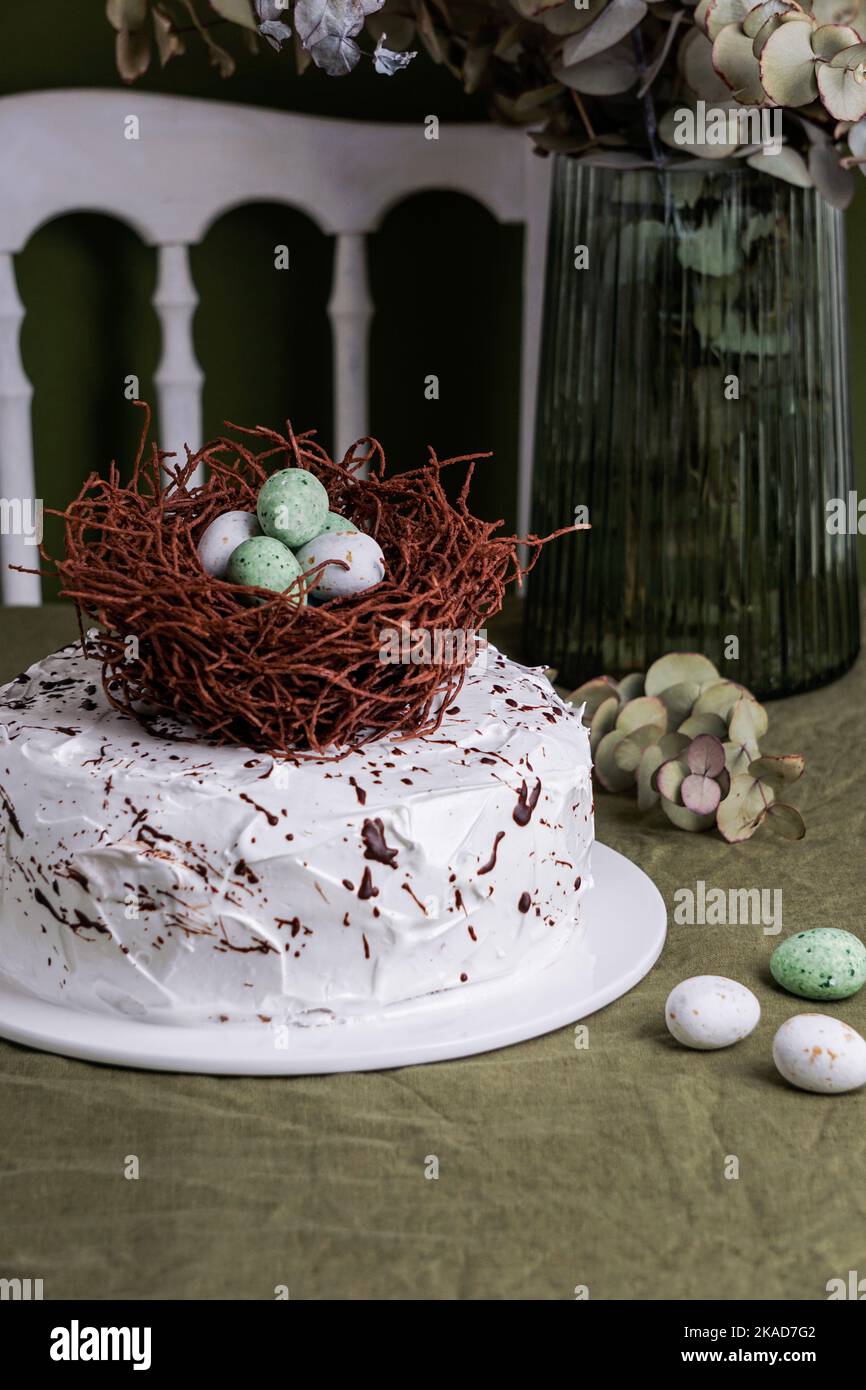 Osterkuchen, mit Schokoladennest und Eiern, tarta mona de pasqua Stockfoto